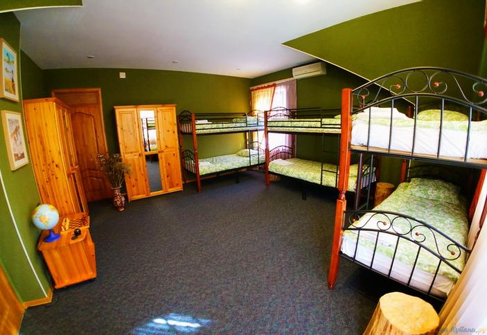Зеленый номер (шестиместный мужской номер с балконом). Хостел Minions, г. Сочи, п. Красная Поляна