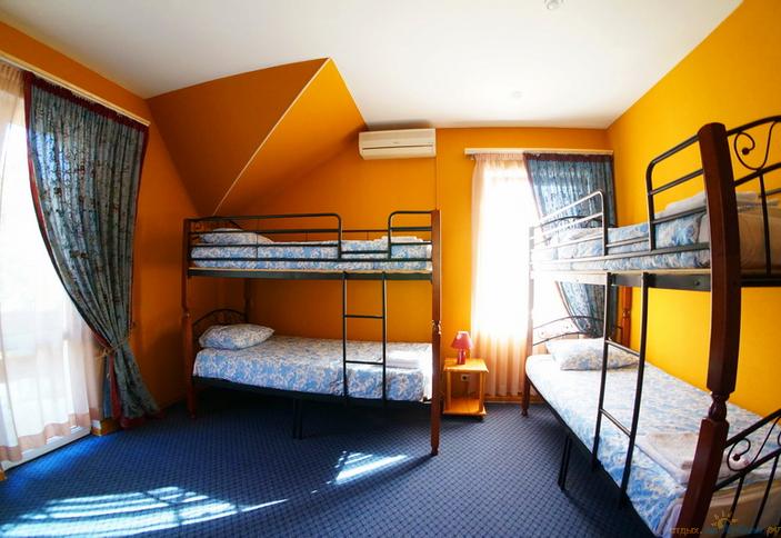 Желтый номер (четырехместный женский номер). Хостел Minions, г. Сочи, п. Красная Поляна
