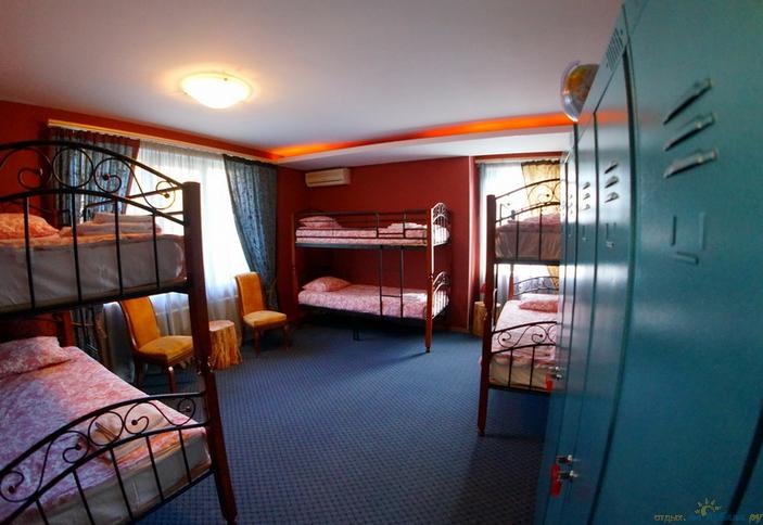 Бордовый номер (шестиместный мужской номер). Хостел Minions, г. Сочи, п. Красная Поляна