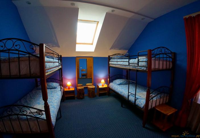 Синий номер (четырехместный женский номер). Хостел Minions, г. Сочи, п. Красная Поляна