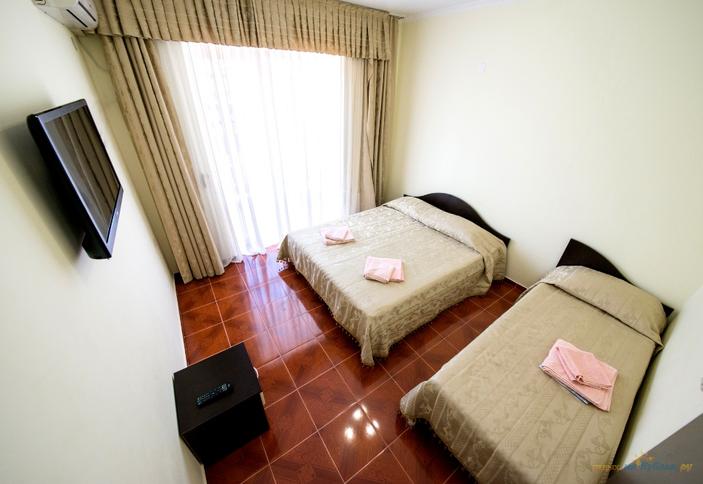 Четырехместный полулюкс без балкона. Гостевой дом Атриум, п. Витязево.