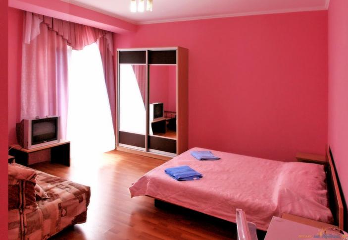 Трехместный номер с балконом. Гостиница Исидор, г. Анапа, п. Витязево