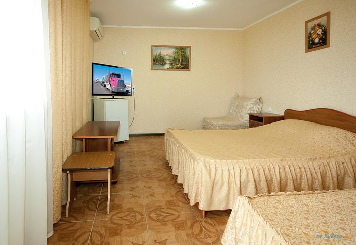 Двух- и трехместные номера с общим балконом. Отель Уют, г. Адлер