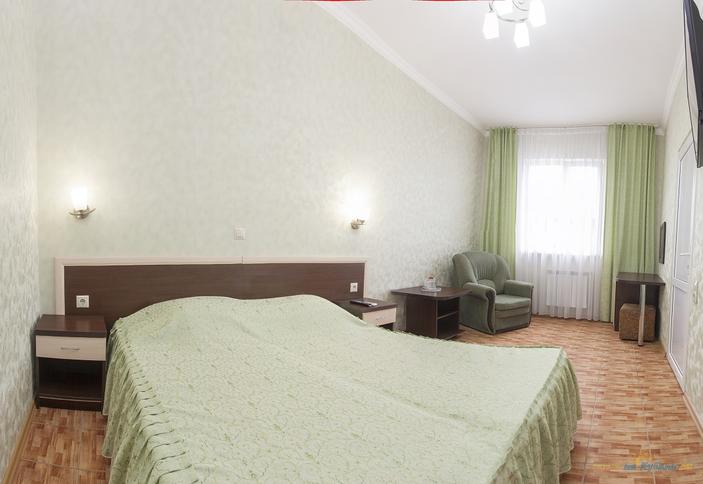 Трехместный двухкомнатный на 2-4 этаже. Отель Уют, г. Адлер