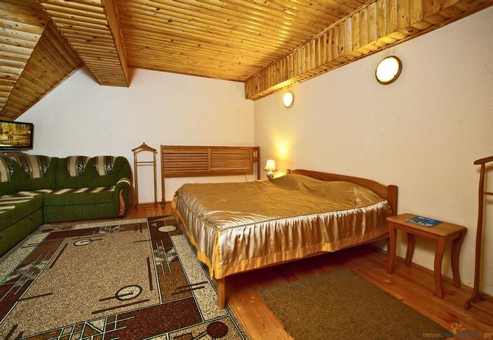 Трехместный номер ПК. Ресторанно-гостиничный комплекс Старый замок, г. Горячий Ключ