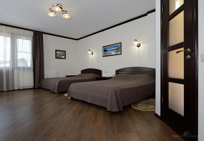 Стандарт Дабл Твин в главном корпусе. Гостевой дом Усадьба Парфенова, пос. Каменномостский