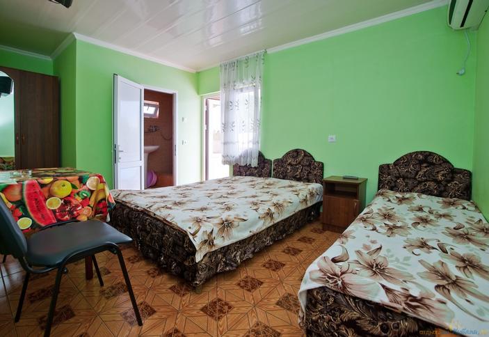 Трехместный номер с удобствами. Гостевой дом Лика-Ника, г. Сочи, Лазаревский район, п. Лоо