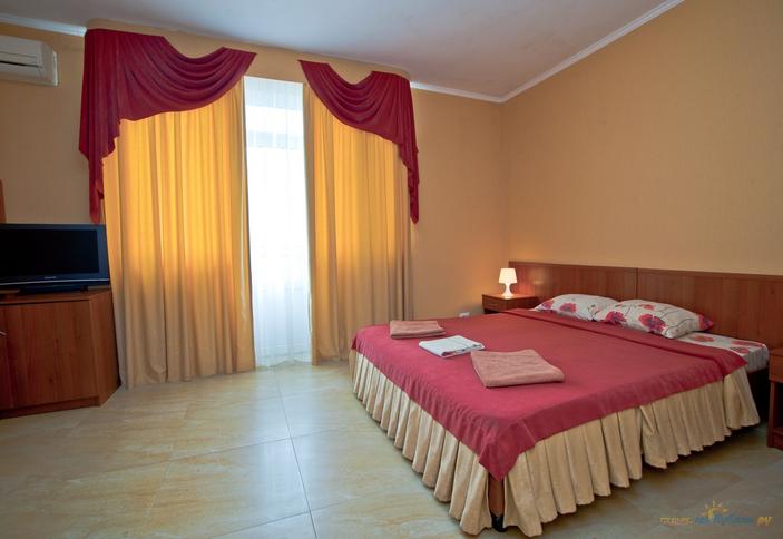 Трехместный номер с видом на море. Гостиница Александрия, г. Сочи, п. Лазаревское