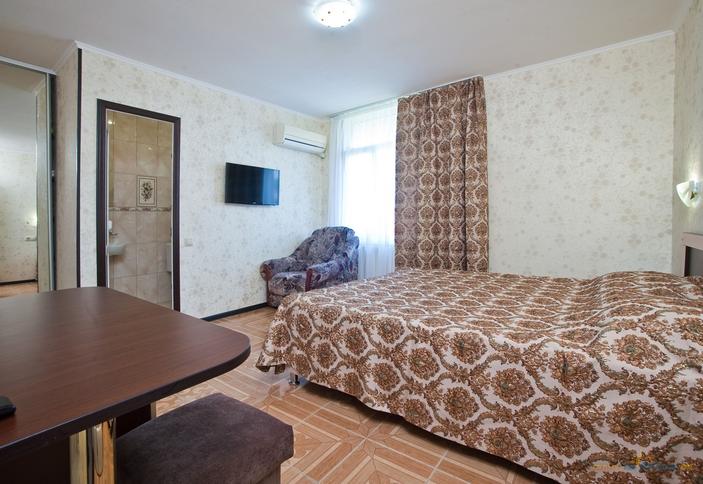 Двух- и трехместные номера с общим балконом. Отель Уют, г. Адлер