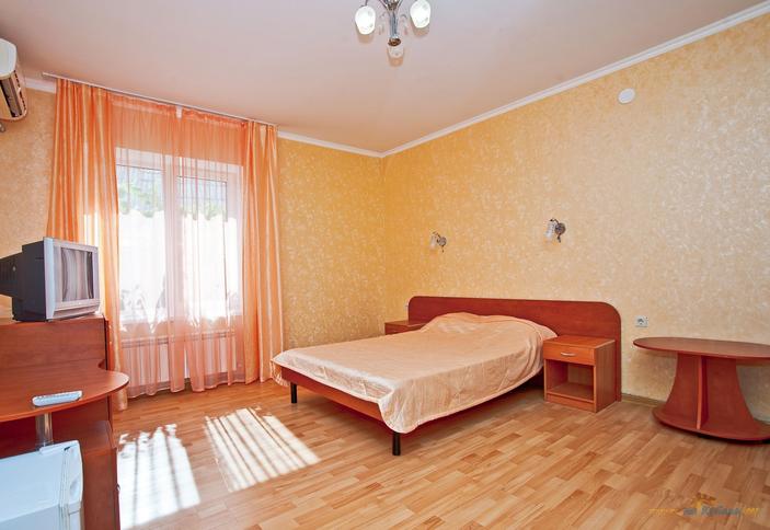 Четырехместный номер. Гостевой дом Золотой каштан, г. Геленджик, с. Архипо-Осиповка