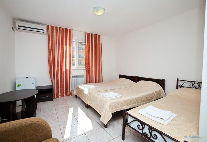 Трехместный номер стандарт с общим балконом. Гостевой дом Любомир, г. Анапа, п. Витязево