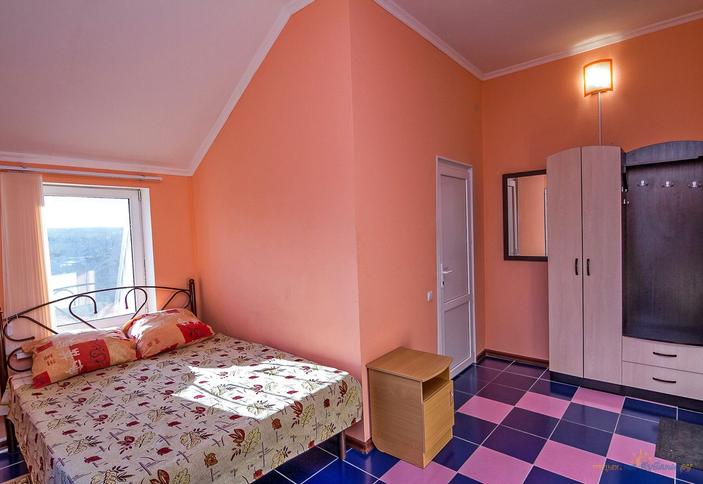 Трехместный стандарт с балконом. Гостевой дом Тульский, майкопский р-н, п. Тульский