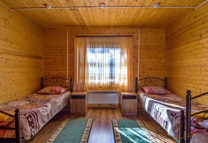 Трехместный номер в трехсекционном домике. Гостинично-туристический комплекс Лань, респ. Адыгея, п. Каменномостский
