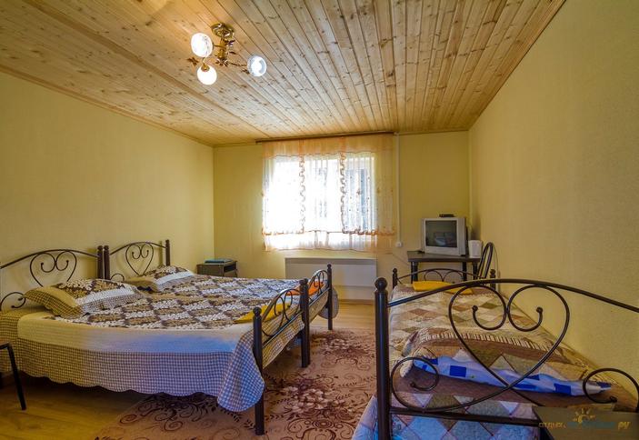 Трехместный номер в шестисекционном домике. Гостинично-туристический комплекс Лань, респ. Адыгея, п. Каменномостский