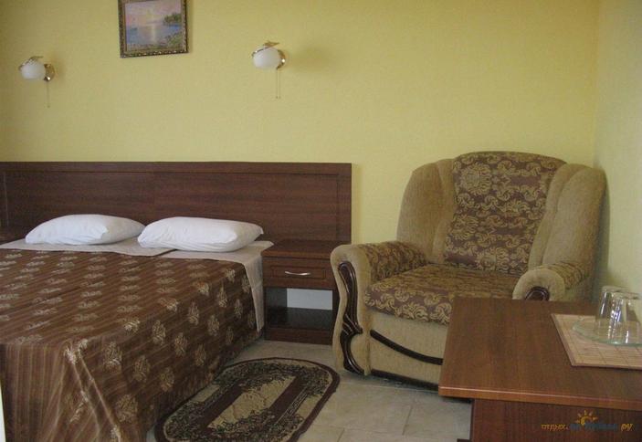 Двух-, трехместный евростандарт с мини-кухонным уголком, 4 этаж. Гостевой дом Аквамарин, г. Геленджик