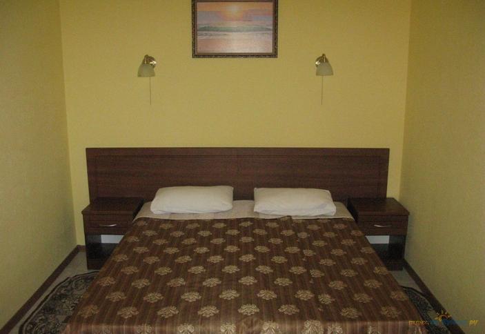 Трех-, четырехместный евростандарт с мини-кухонным уголком, 4 этаж. Гостевой дом Аквамарин, г. Геленджик