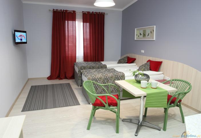 Четырехместный двухкомнатный улучшенный номер. Отель Локация, г. Краснодар