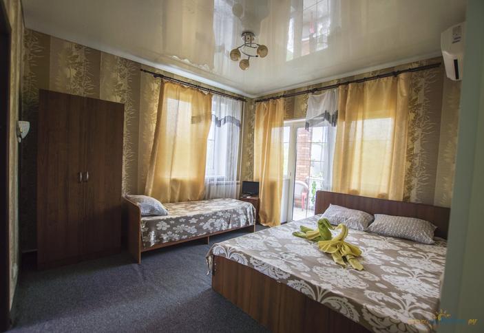 Трехместный с балконом. Отель Питер, Темрюкский район, п. Гулькевичи