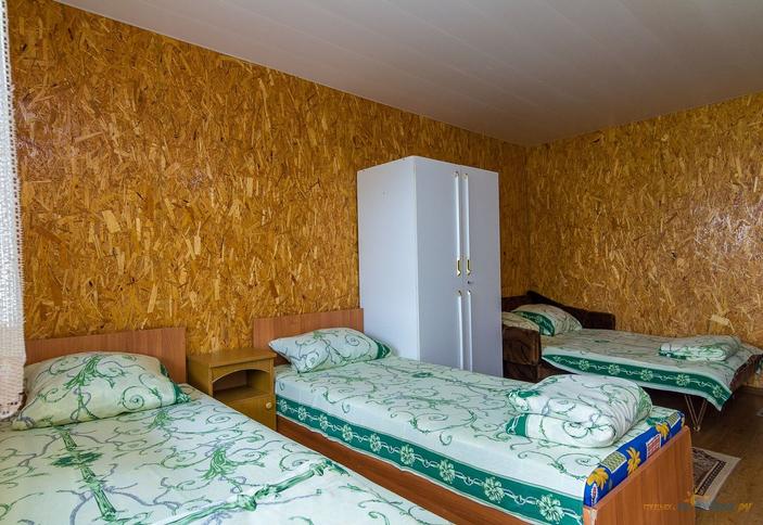 Трехместный в домике. База отдыха Голубая лагуна, г. Ейск