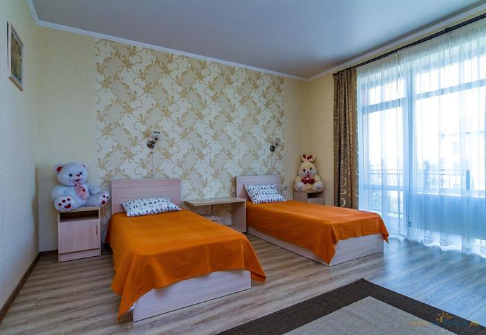 Четырехместный полулюкс с балконом. Мини-гостиница Апельсин, Темрюкский р-н, Голубицкая