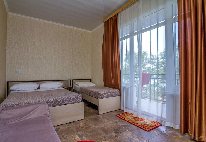 Четырехместный стандарт с балконом