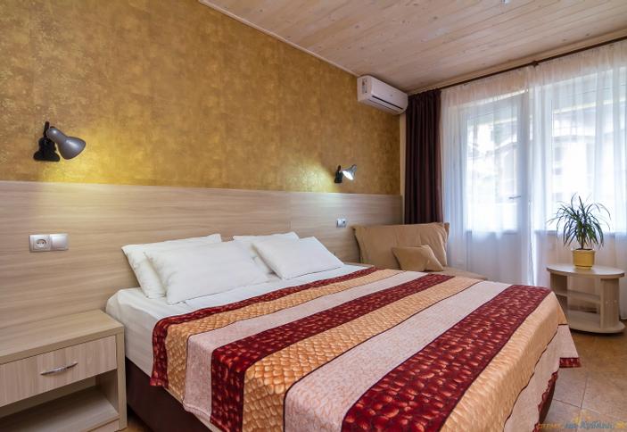 Двухместный люкс с дополнительным местом. Отель Планета, г. Сочи, Лазаревский район, п. Вардане