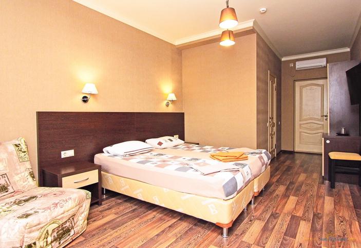 Трехместный