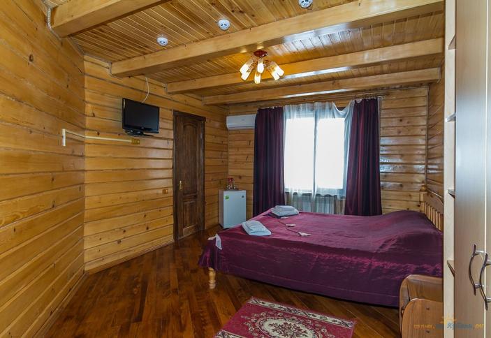 Двухместный с двуспальной кроватью. Гостиница Барская Усадьба. Республика Адыгея, Майкопский район, п. Каменномостский