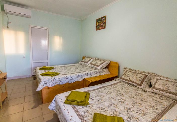 Четырехместный номер с балконом и видом на море