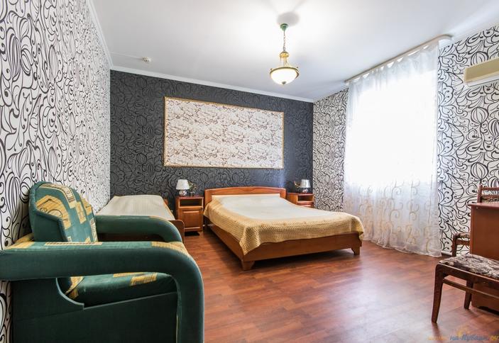 Трехместный