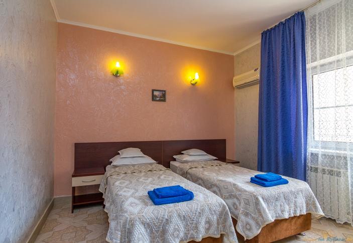 Трехместный стандарт с балконом. Отель Бавария, г. Анапа, п. Витязево