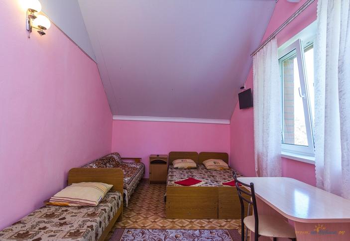 Бюджетный трехместный номер. Гостевой дом на Таманской, Анапа