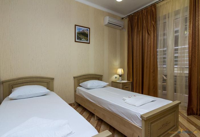 Полулюкс двухместный с видом на двор. Отель Золотые пески, Анапа, п. Витязево