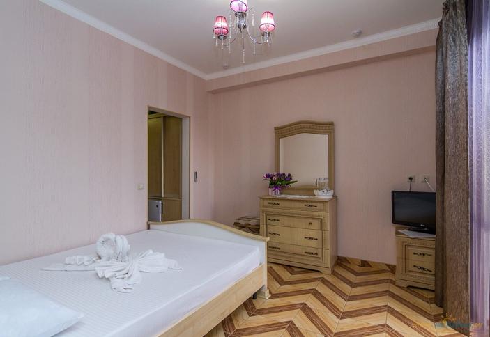 Семейный четырехместный двухкомнатный. Отель Золотые пески, Анапа, п. Витязево