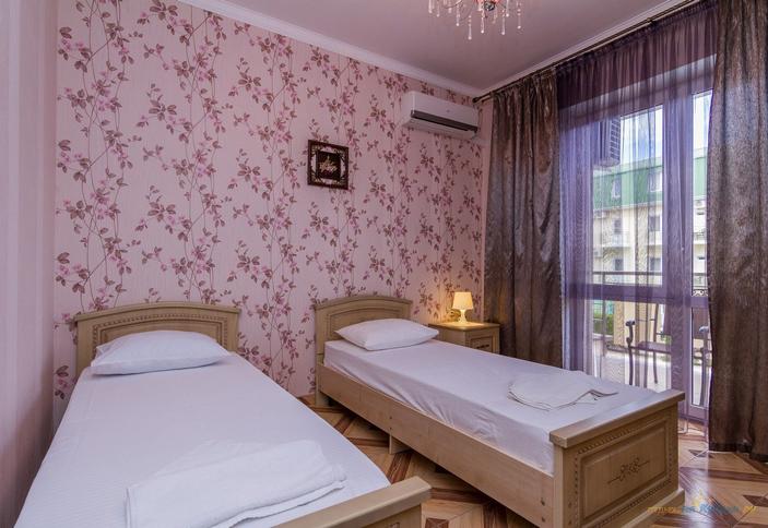 Полулюкс двухместный с видом на бассейн. Отель Золотые пески, Анапа, п. Витязево