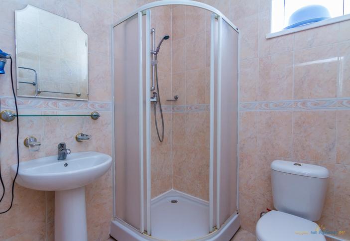 Трехместный полулюкс. Мини-отель Горная Долина, г. Геленджик, п. Архипо-Осиповка