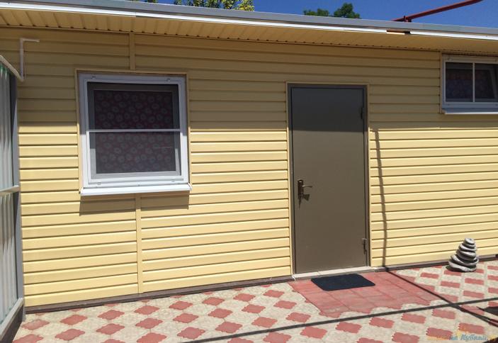 Четырехместный во дворе