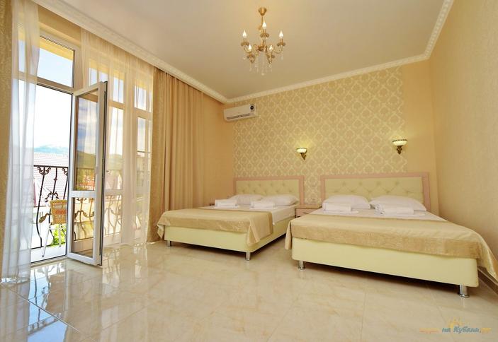 Люкс пятиместный с балконом