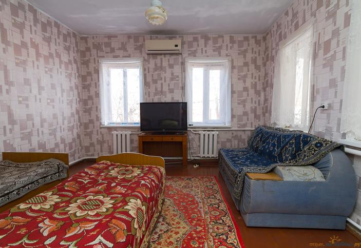 Частное домовладение На Колхозной, Мостовской