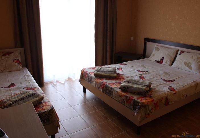 Трехместный номер с балконом