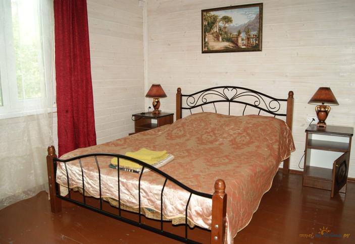 Двухэтажный пятиместный деревянный коттедж 