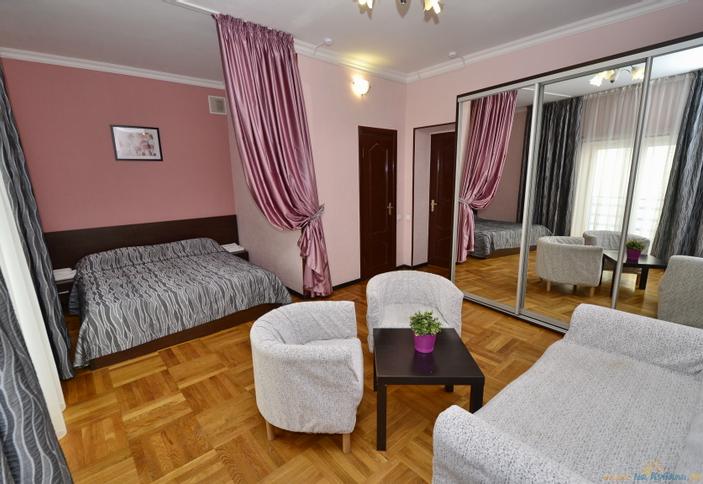 Люкс двухместный однокомнатный с балконом с доп. местом