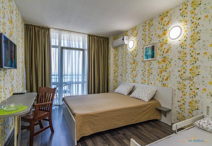 Трехместный комфорт с балконом и видом на море