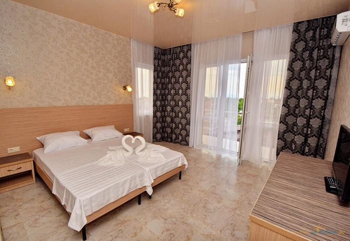 Полулюкс двухместный с балконом