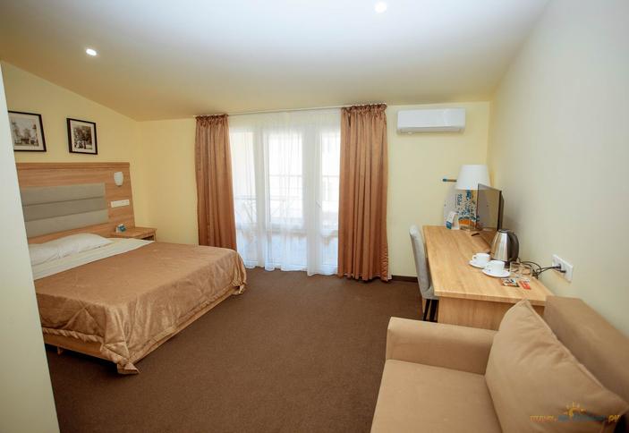 Стандарт плюс двухместный с балконом (корпус 1, 2, 5). Отель Democratia, Анапа, Сукко