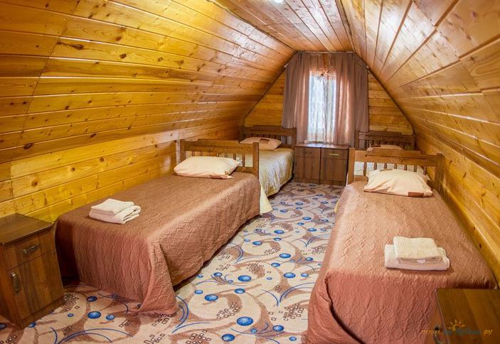 Деревянный двухэтажный коттедж-сруб