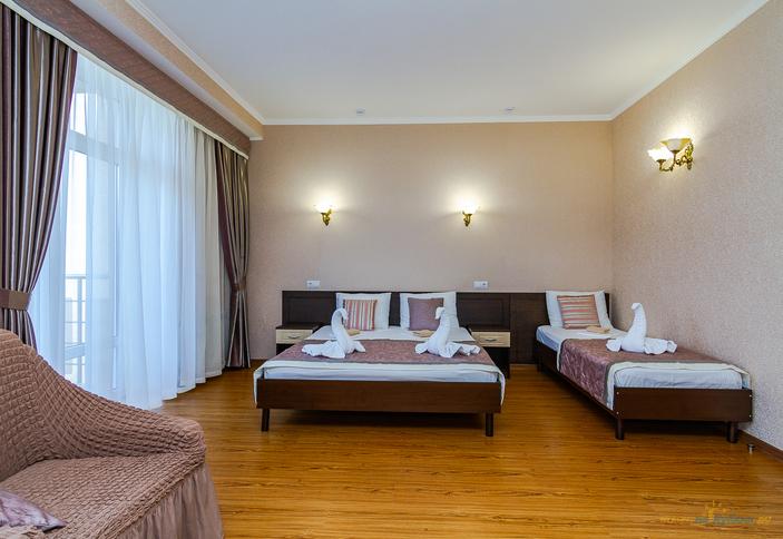 Двухкомнатный люкс с балконом и отдельным выходом к бассейну. Отель Георгий, Анапа, Витязево