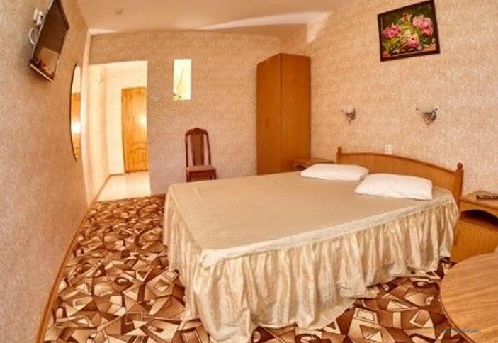 Полулюкс трехместный с балконом. Пансионат Маяк, Туапсе, Шепси