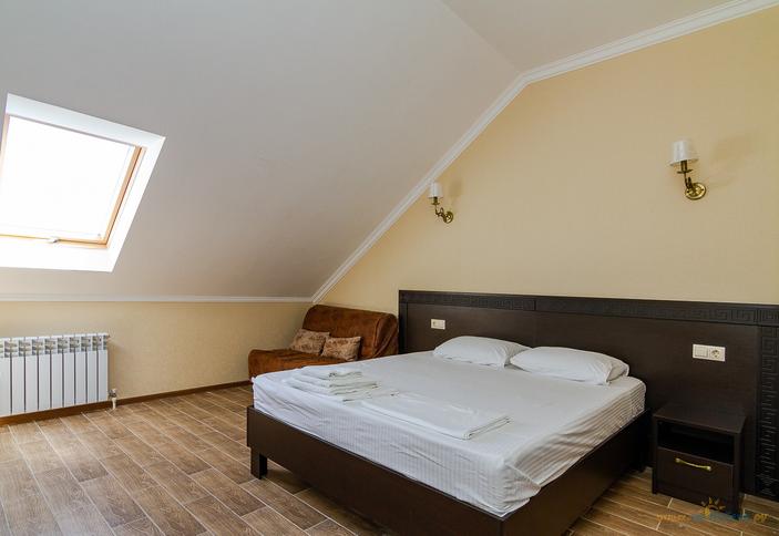 Апартаменты двухкомнатные, мансарда. Гостиница Империя, Анапа, Витязево