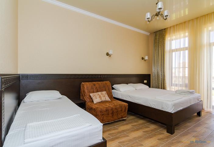 Полулюкс трехместный с балконом. Гостиница Империя, Анапа, Витязево